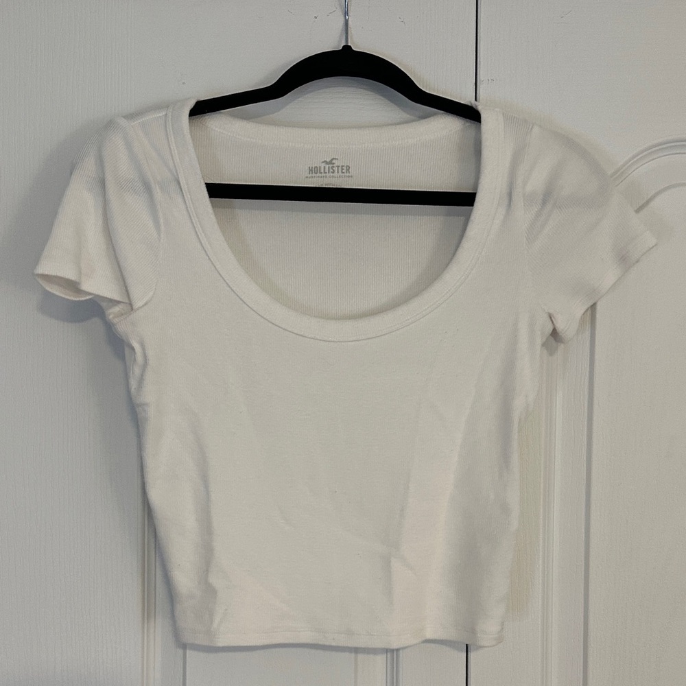 Hollister Women's White Scoop Neck Shirt